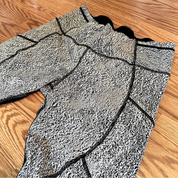 Lululemon Reflective Speed Tight Leggings Size 10 Black/White Pixel Print - Picture 6 of 16